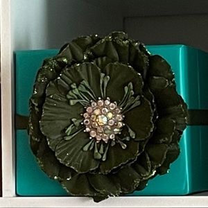 Green tieks flower, blue tote bag and box